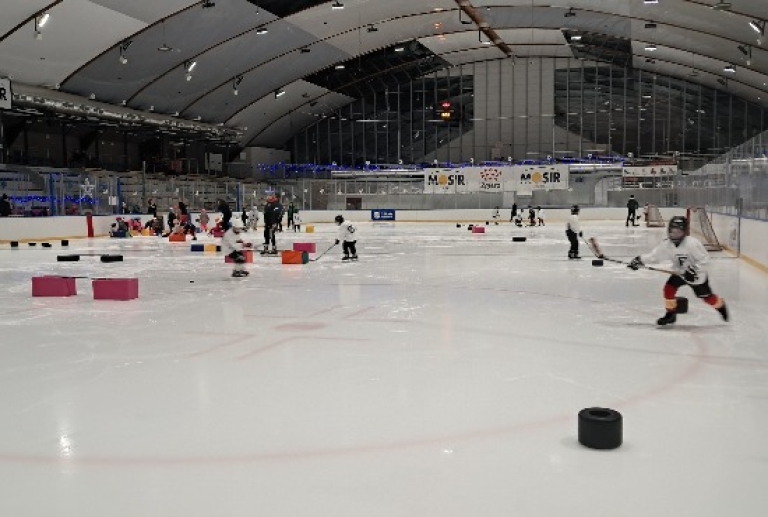 Coraz więcej młodych hokeistów i hokeistek!